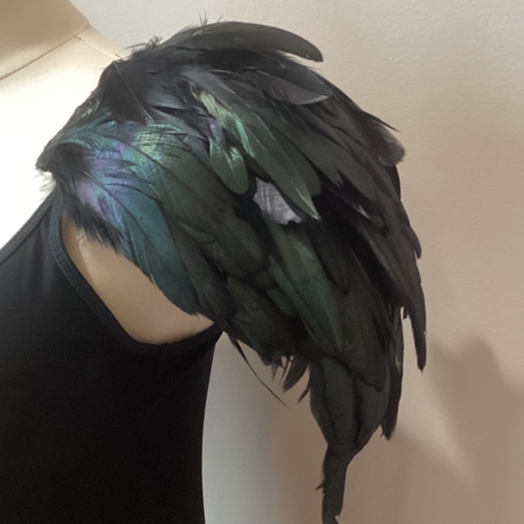Black Feather Epaulets Shoulder Embellishment - Picture 4 of 8